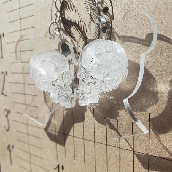 Silhouette profile engraved skull earrings - Picture 6 of 9